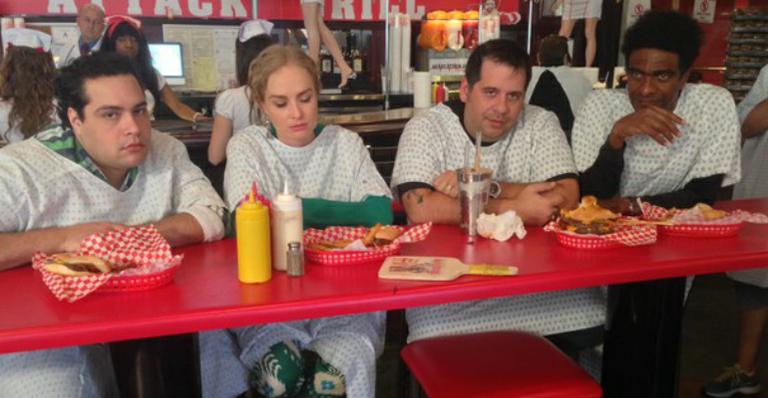 Angélica leva Tiago Abravanel para comer o hambúrguer mais calórico do mundo