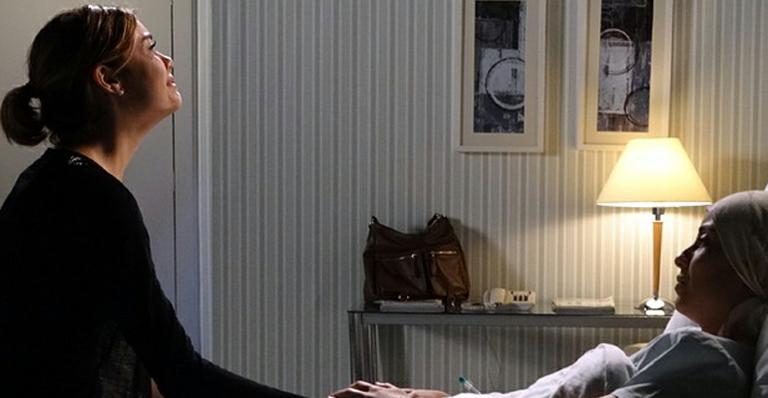 Sangue Bom: À beira da morte, Simone implora para Amora se arrepender de tudo