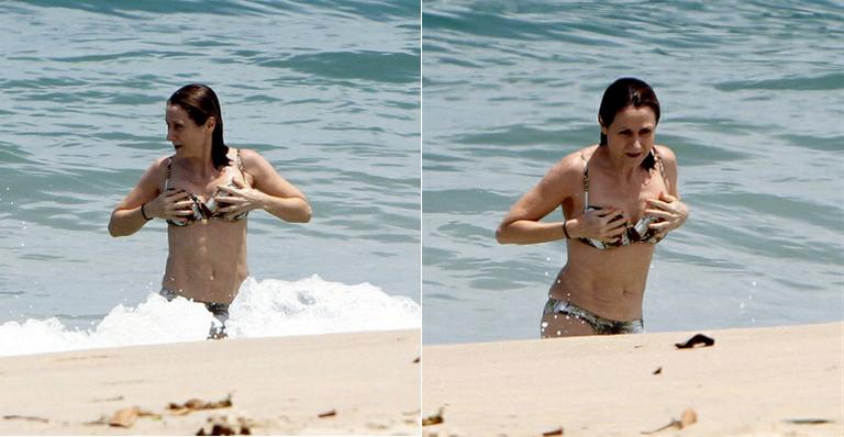 De biquíni aos 60, Zezé Polessa mostra boa forma no mar de Ipanema
