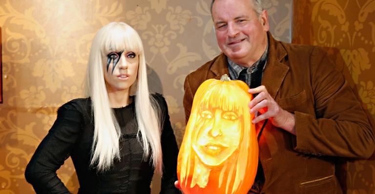 Rosto de Lady Gaga é esculpido em abóbora de Halloween