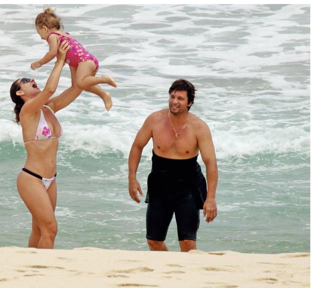 Diversão de Mario Frias em dia de praia