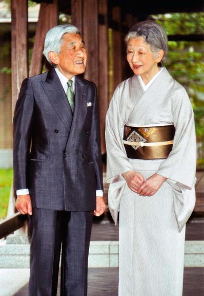 Imperador Akihito alegre