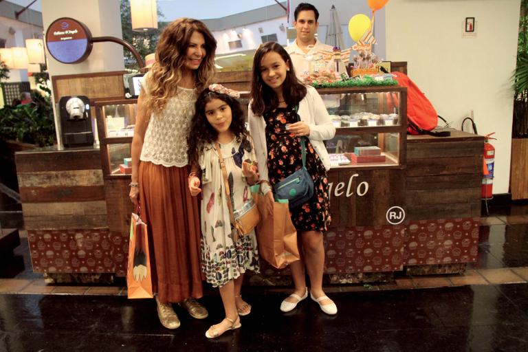Elba Ramalho vai às compras