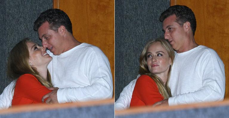 Angélica e Luciano Huck trocam carinhos na plateia do show de Preta Gil