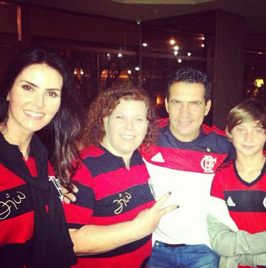 Lisandra Souto comemora vitória do Flamengo com amigos e o namorado