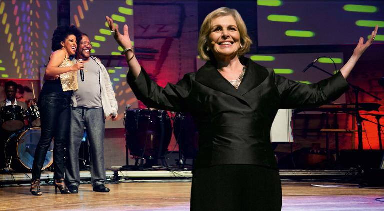 Irene Ravache comanda reverência a professores