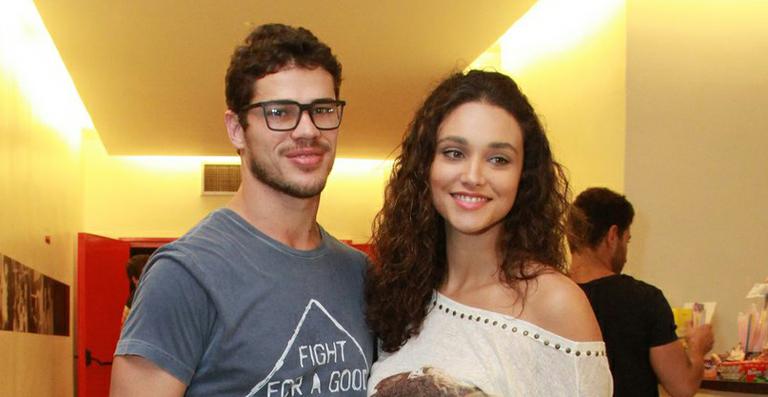 Débora Nascimento publica foto de José Loreto tomando banho