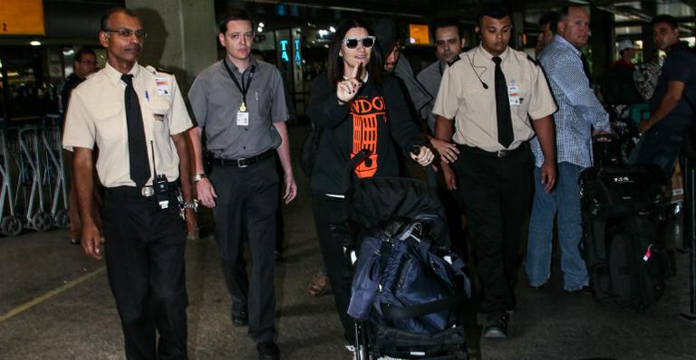 Laura Pausini se irrita com fotógrafos na chegada ao Brasil