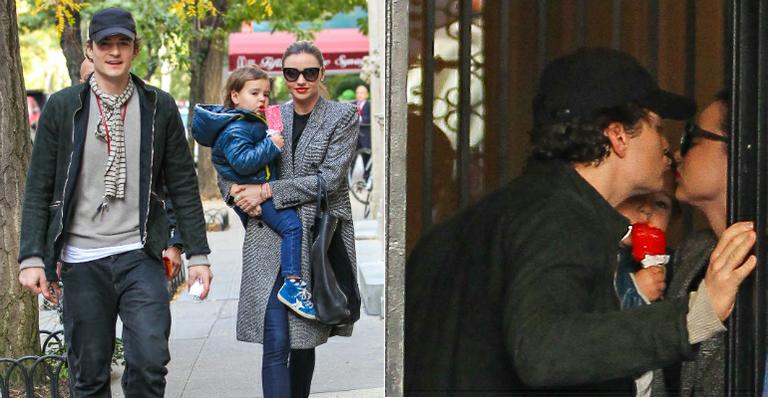 Após anúncio de separação, Orlando Bloom e Miranda Kerr levam o filho para passear em parque