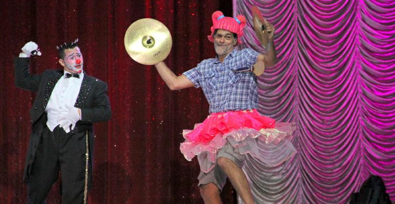 Eduardo Moscovis se veste de boneca em circo