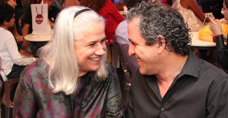 Vera Holtz curte Salvador em clima de romance com novo namorado