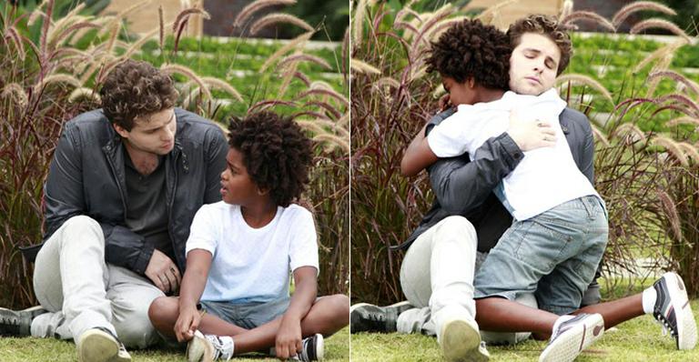 Amor à Vida: Niko se abala ao saber que pode perder filho adotivo caso se separe de Eron