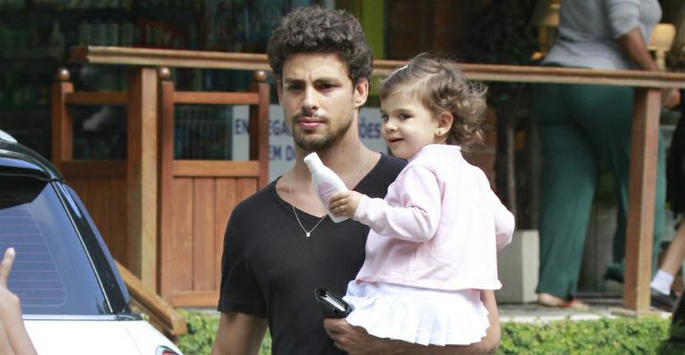 Em meio a rumores de separação, Cauã Reymond passeia com a filha
