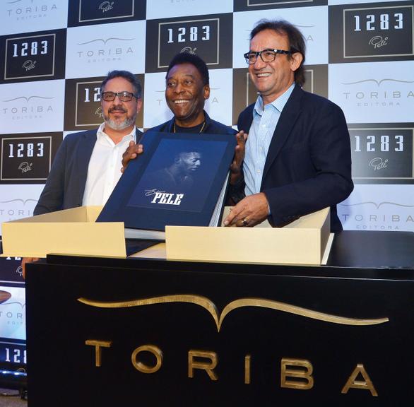 Triunfos de Pelé em raro livro