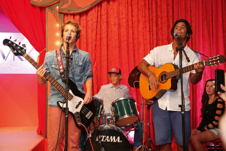 A música e a moda de jovens astros