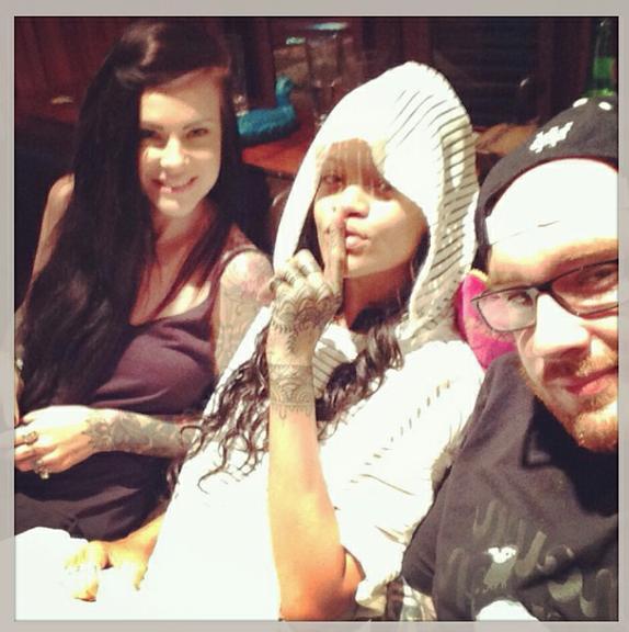 Rihanna tatua a mão em estilo tribal. Veja como ficou!