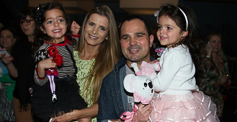 Luciano leva as filhas gêmeas em desfile infantil no SPFW