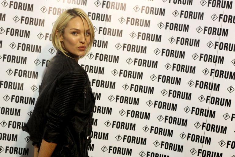 Candice Swanepoel fala sobre finanças, astrologia e barriga negativa