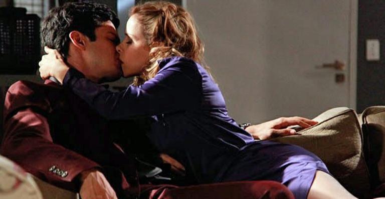 Amor à Vida: Félix teme que Jonathan seja filho de César e beija Glauce em momento de fragilidade