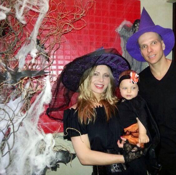 Sheila Mello veste a família de bruxa para comemorar aniversário da filha
