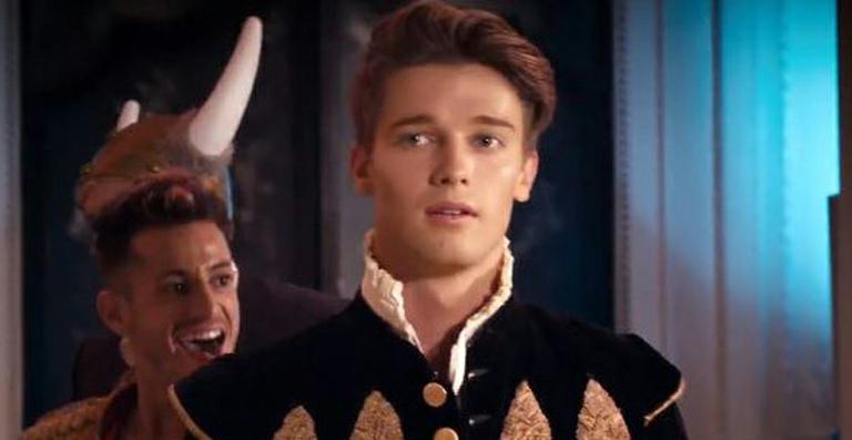 Filho de Schwarzenegger é o galã do novo clipe de Ariana Grande