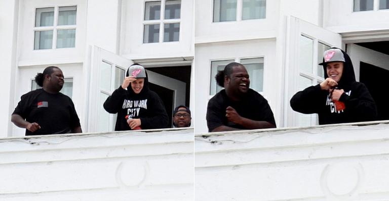 Justin Bieber aparece sorridente em sacada de hotel no Rio de Janeiro