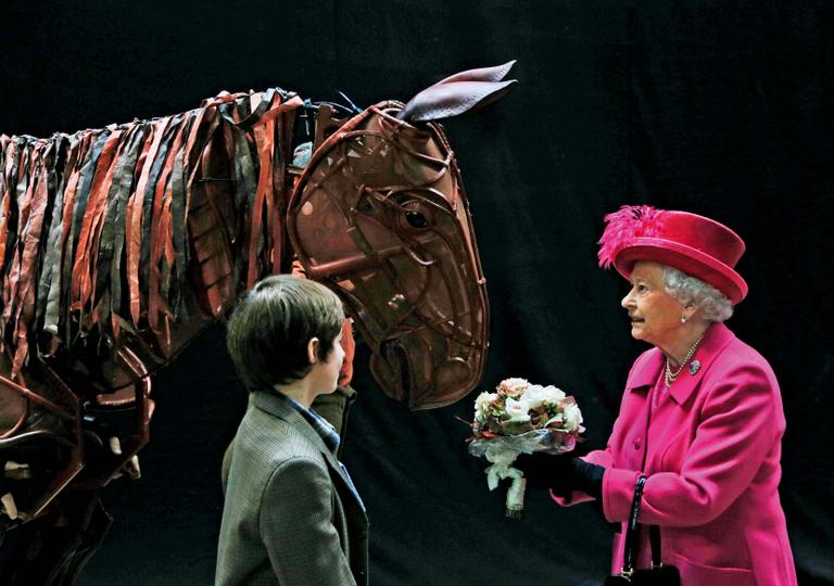 Elizabeth II festeja 50 anos de teatro em Londres