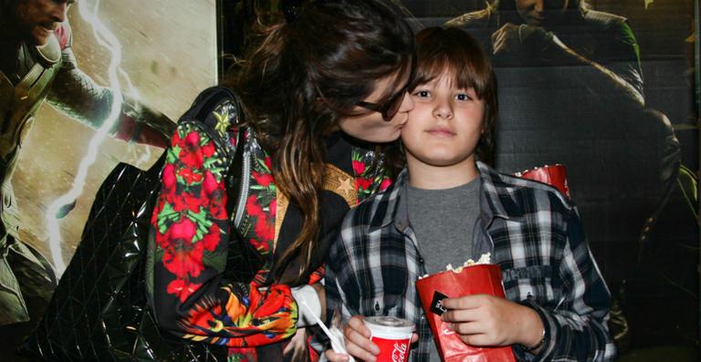 Isabeli Fontana leva o filho mais velho em pré-estreia de Thor – O Mundo Sombrio