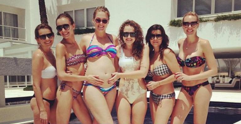 De biquíni, Ana Hickmann mostra barriga da gravidez