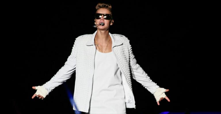 Atingido por garrafa em show, Justin Bieber vira piada e vai para balada em São Paulo