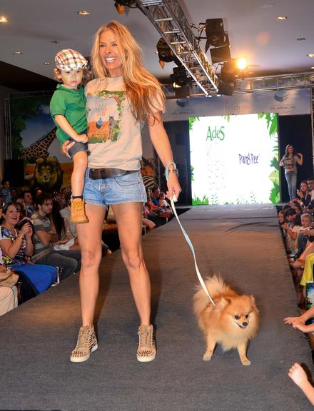 Maisa e Adriane Galisteu reinam em desfile lúdico