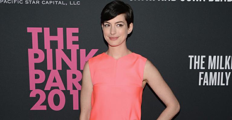 Irmão de Anne Hathaway diz que a atriz está grávida; assessor desmente