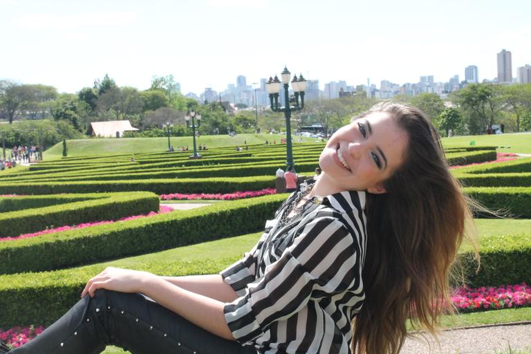 Anna Rita Cerqueira, a Flaviana de Malhação, passeia em pontos turísticos de Curitiba