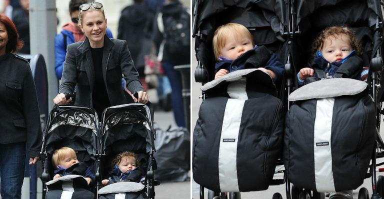 Anna Paquin passeia com os gêmeos em Nova York