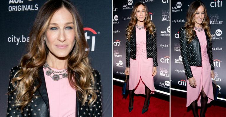 Sarah Jessica Parker arrisca no comprimento da jaqueta com vestido drapeado