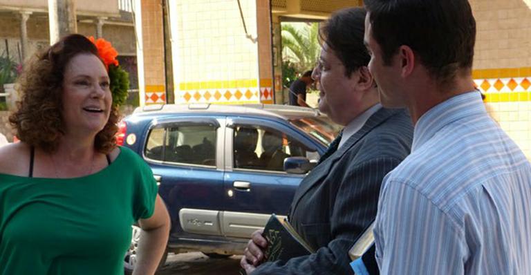 Amor à Vida: Márcia reconhece o dono do bar em que Paulinha nasceu
