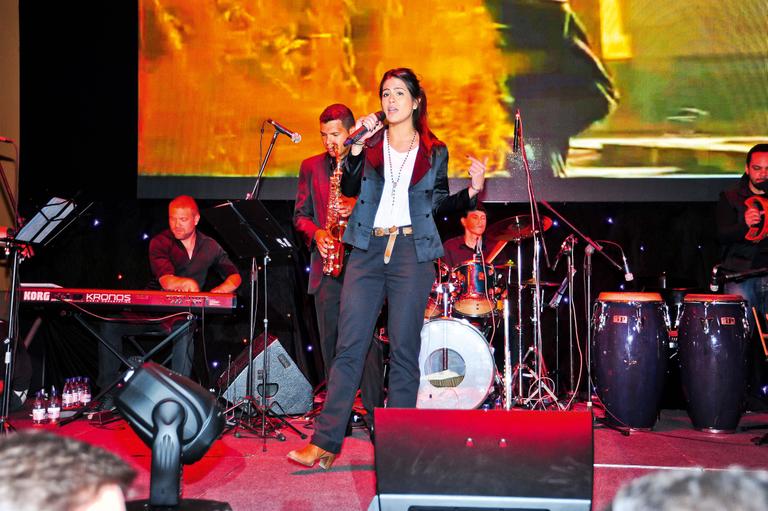 Antonia Morais faz homenagem ao seu pai em SP