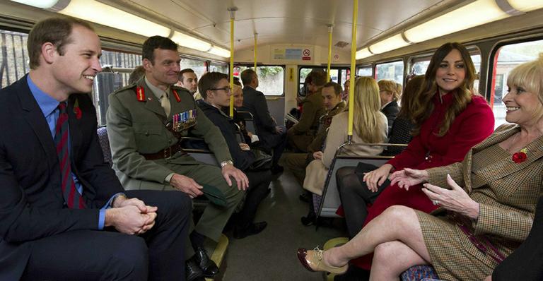 Kate Middleton e príncipe William andam de ônibus em Londres