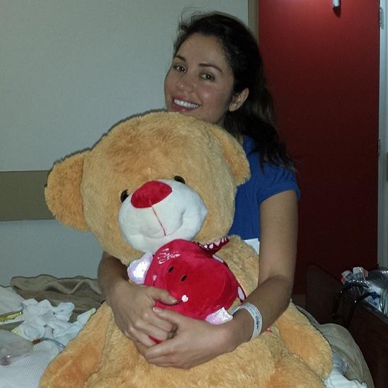 No hospital, Maria Melilo ganha urso gigante do namorado