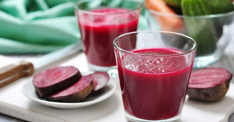 Suco rosa: tudo sobre a bebida saudável que potencializa a atividade física em 10 %