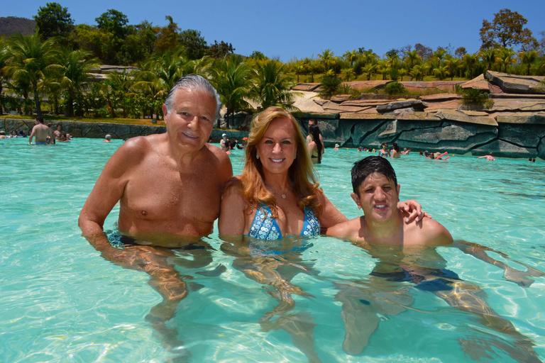 Garota de Ipanema Helô Pinheiro curte praia no cerrado