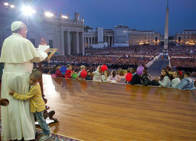 Menino quebra protocolo e abraça o papa Francisco