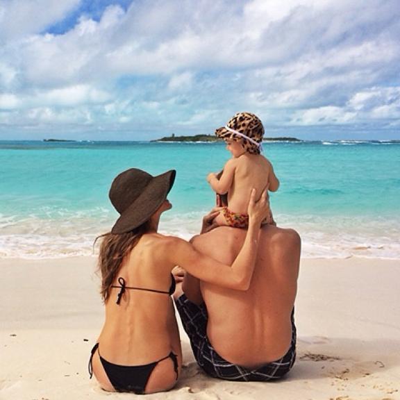 Gisele Bündchen curte a família em praia paradisíaca