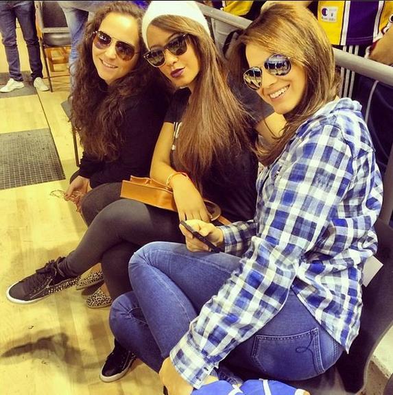 Irmã de Neymar mostra foto com Bruna Marquezine em Barcelona