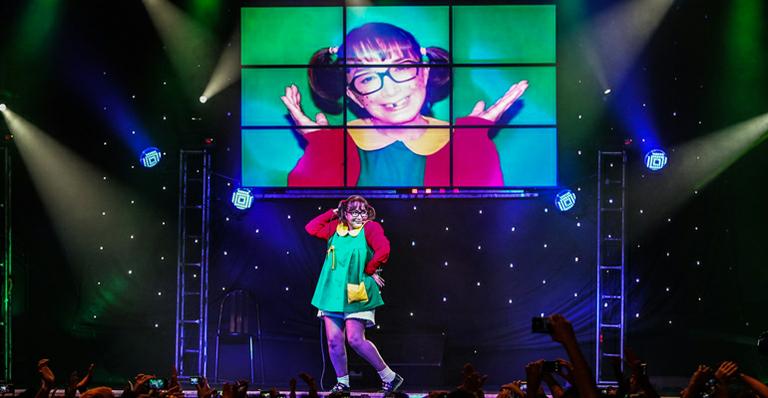 Chiquinha faz homenagem ao elenco de Chaves em show em São Paulo