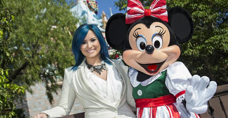 Demi Lovato e outros artistas cantam em parada de Natal na Disney