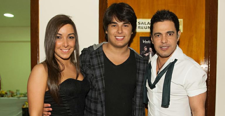 Filho de Zezé Di Camargo pede a namorada em casamento no show do pai