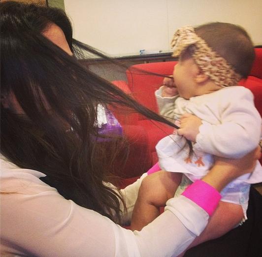 Tatá Werneck brinca com bebê nos bastidores de Amor à Vida