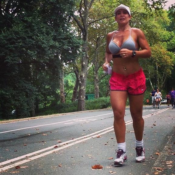 De short e top, Scheila Carvalho se exercita em Nova York