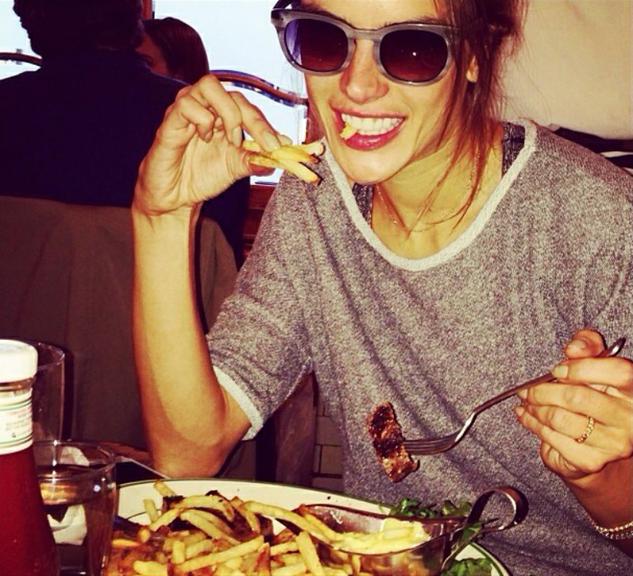 Às vésperas de desfile de lingerie, Alessandra Ambrosio devora bife com batatas fritas
